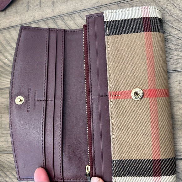 Versatile tote bag can be worn in two styles. Comes with wallet and wristlet - Picture 16 of 16